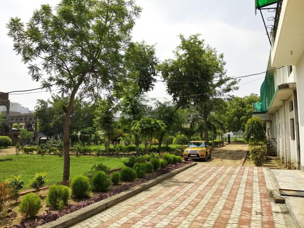 The Radiance Suites And Apartment New Delhi Bagian luar foto
